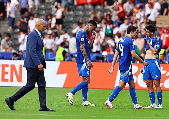 Los italianos lamentan su eliminación de la Eurocopa en octavos ante Suiza.