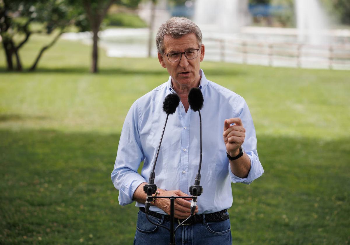 Alberto Núñez Feijóo visita el campamento urbano en el Parque Europa de Torrejón de Ardoz (Madrid)