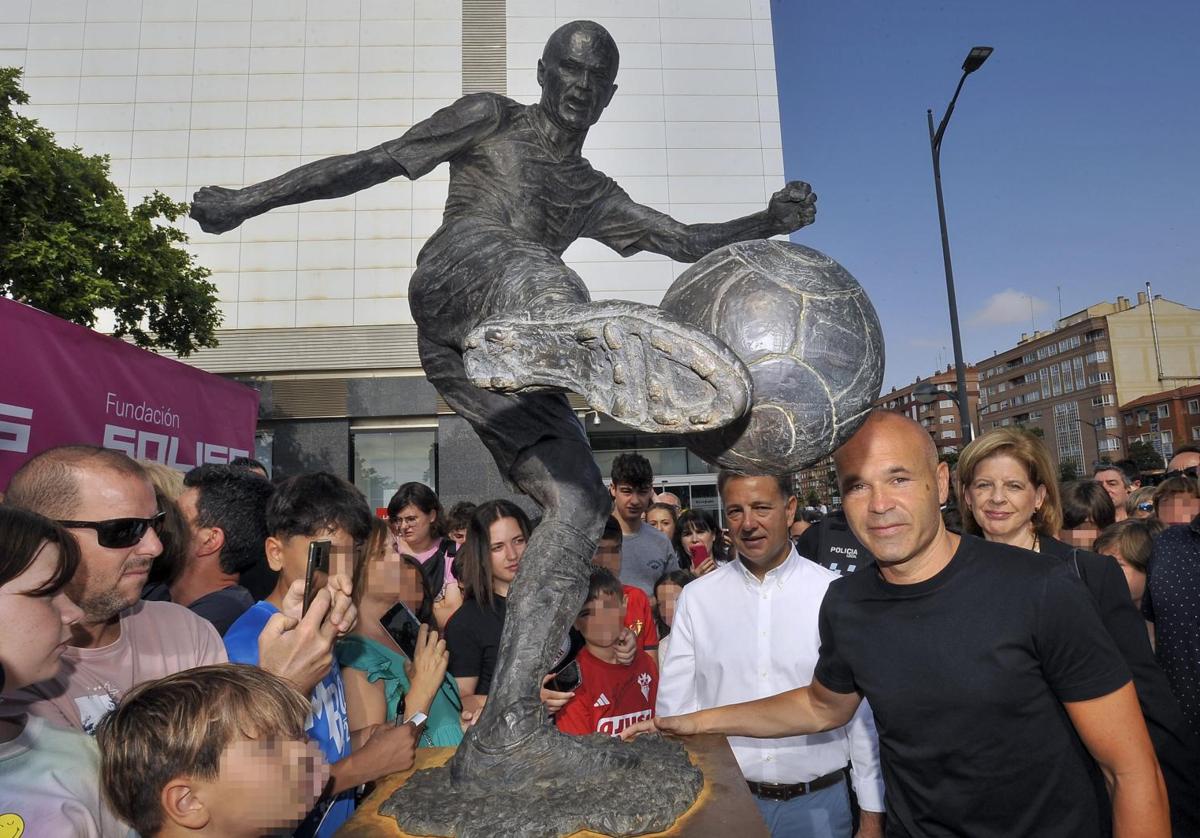 Andrés Iniesta posa junto a su escultura.