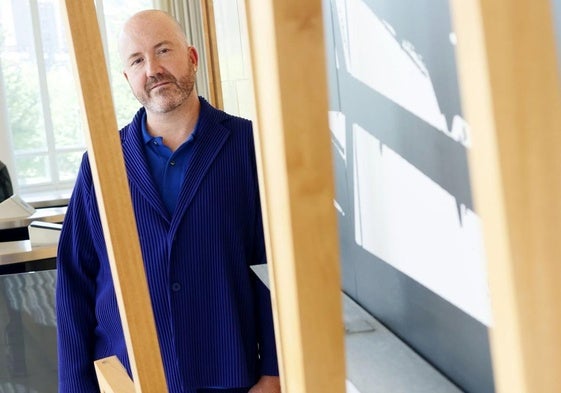 El director del Museo Reina Sofía, Manuel Segade, junto a una obra de Txomin Badiola.