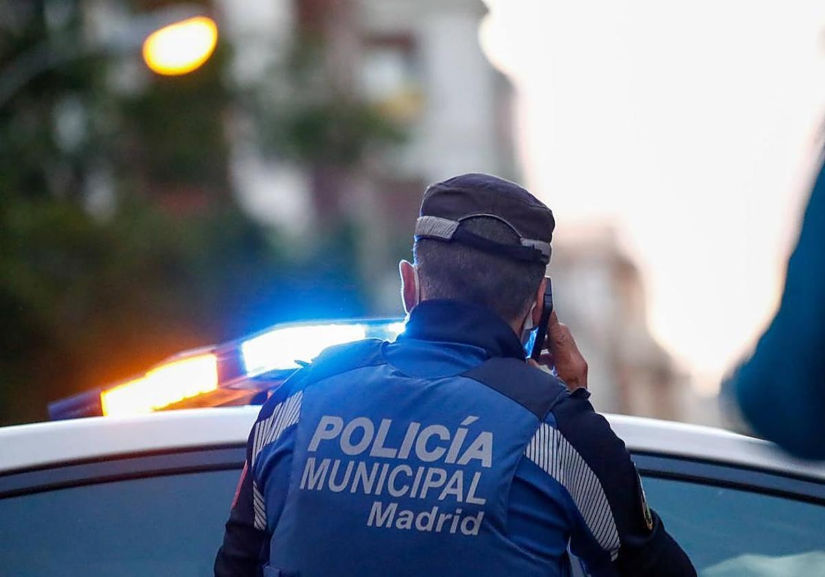 Hallan un bebé recién nacido junto a un portal de viviendas en Madrid