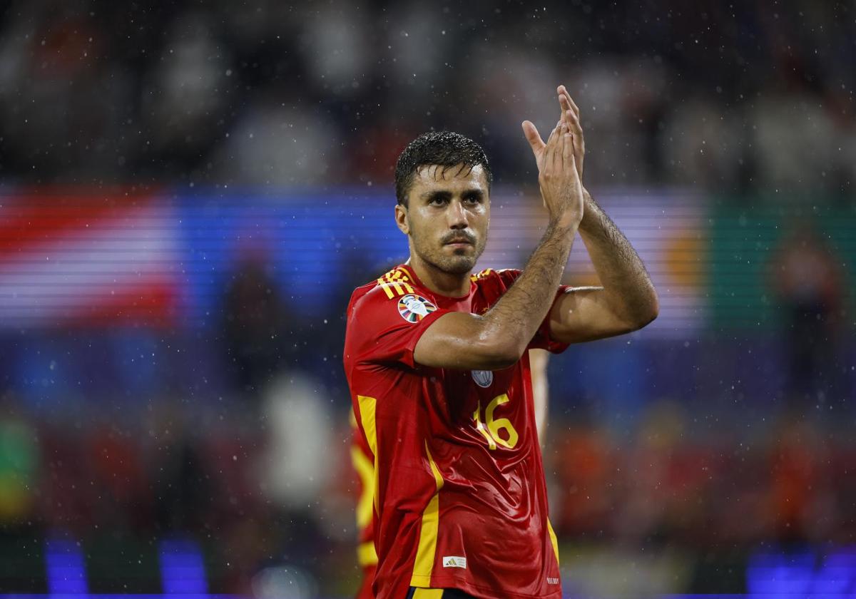 Rodrigo Hernández celebra la victoria de España ante Georgia.