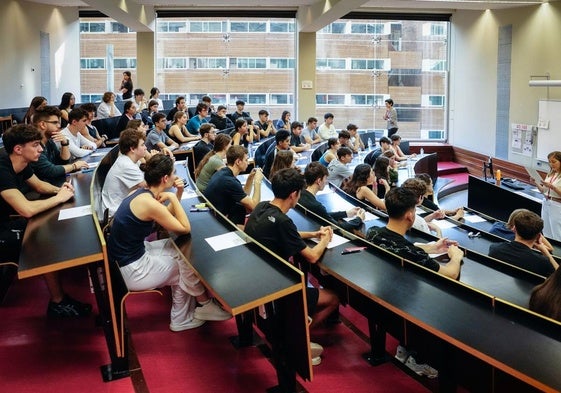 Varios estudiantes haciendo la última EBAU