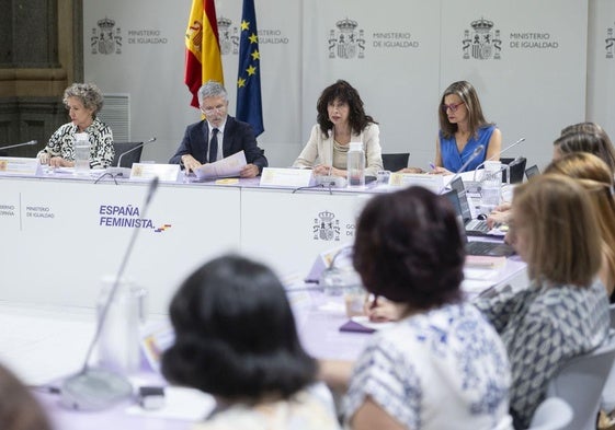 El ministro de Interior, Fernando Grande-Marlaska, y la ministra de Igualdad, Ana Redondo, durante la celebración del comité de crisis.