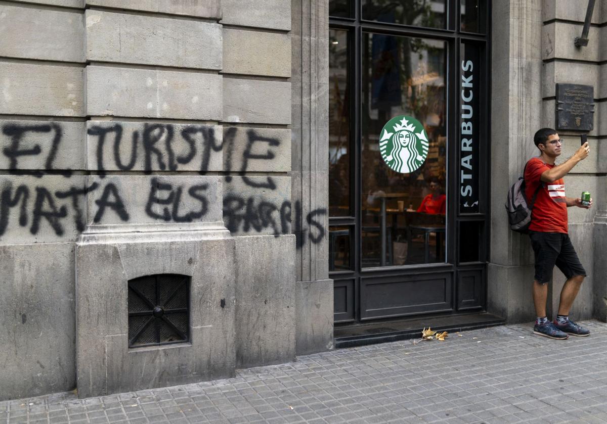 Pintada en Barcelona contra el turismo masivo.