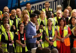 El primer ministro británico, Rishi Sunak, en un acto de campaña en la localidad de Stoke-on-Trent.