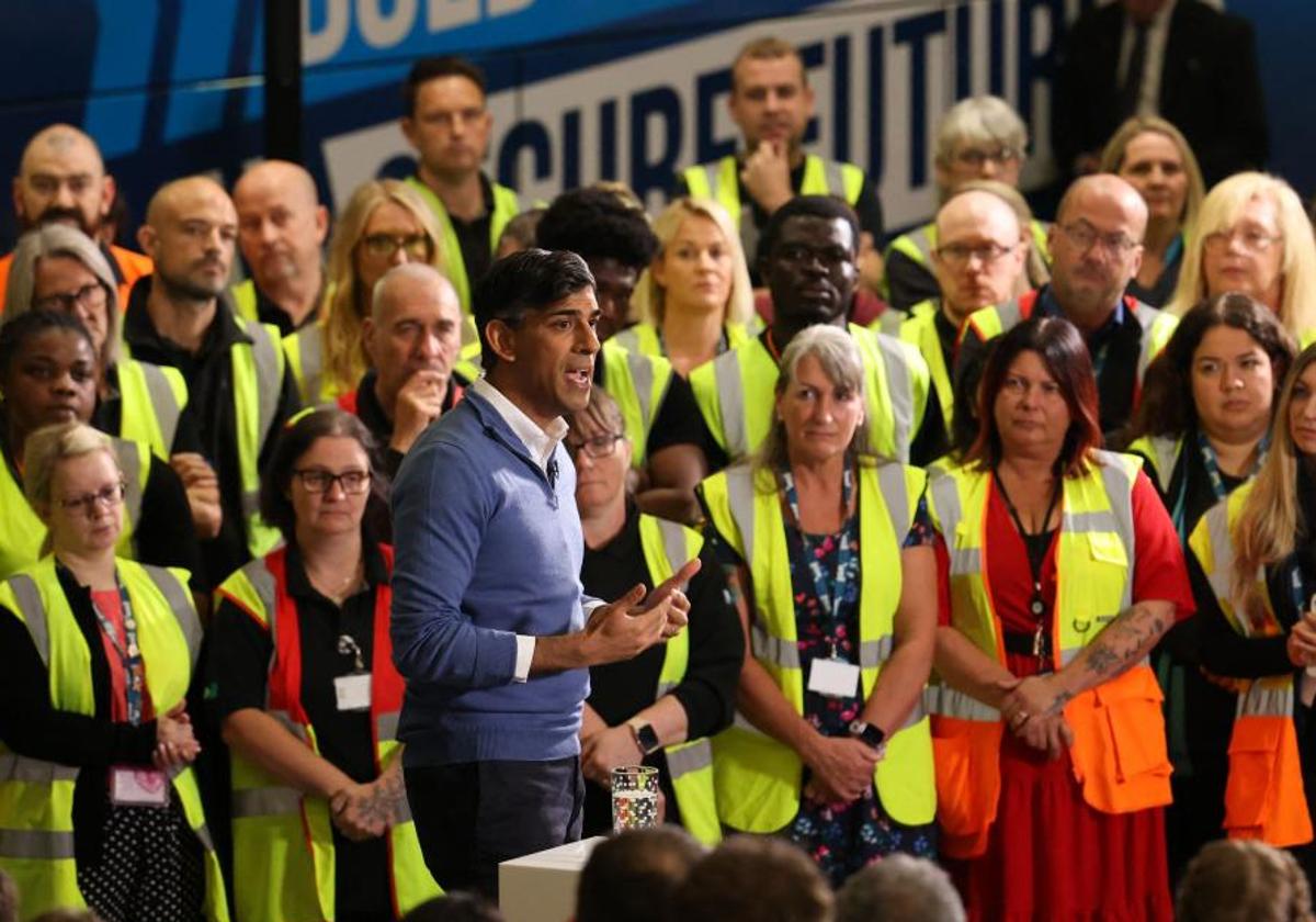 El primer ministro británico, Rishi Sunak, en un acto de campaña en la localidad de Stoke-on-Trent.