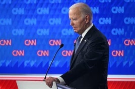 Joe Biden, con gesto alicaído durante el debate con Trump en la CNN.