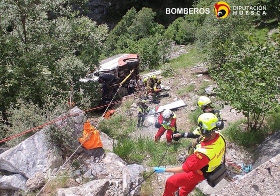 Los bomberos trabajando en la zona.