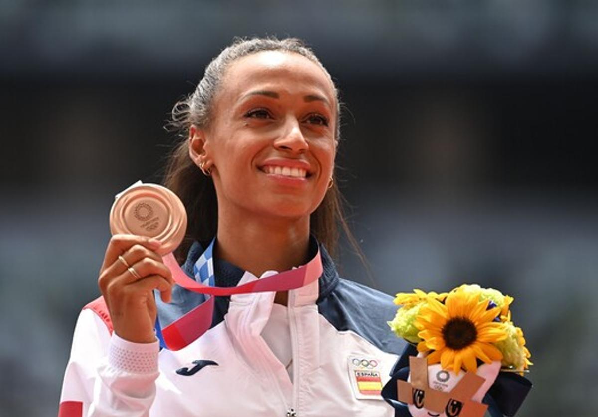 Ana Peleteiro, con la medalla de bronce que conquistó en los Juegos Olímpicos de Tokio.