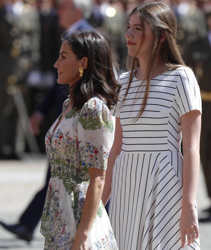 Imagen secundaria 2 - 1. La Reina felicita a doña Leonor. 2. La Princesa de Asturias preside la entrega de despachos junto al Rey. 3. Doña Letizia y la infanta Sofía, durante el acto en Zaragoza. 