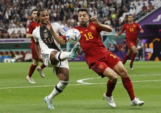 Jordi Alba pugna con el alemán Gnabry en el duelo de la fase de grupos del Mundial de Catar.