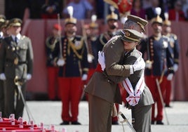 Don Felipe y la Princesa de Asturias se abrazan durante la ceremonia.