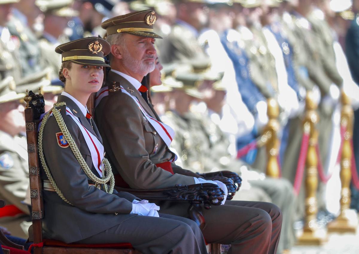 Imagen secundaria 1 - 1. La Reina felicita a doña Leonor. 2. La Princesa de Asturias preside la entrega de despachos junto al Rey. 3. Doña Letizia y la infanta Sofía, durante el acto en Zaragoza. 