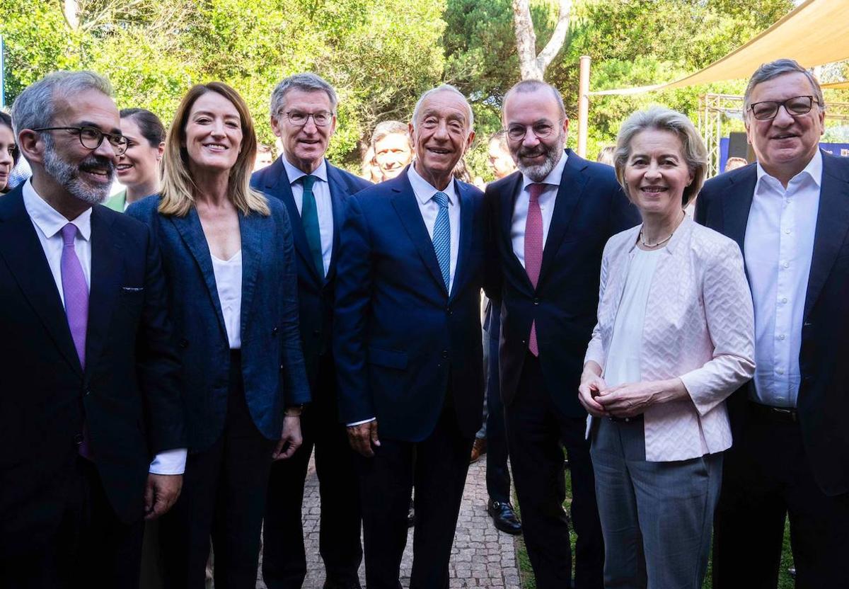 El presidente del PP, Alberto Núñez Feijóo, con los principales líderes del Partido Popular Europeo en Cascais (Portugal)