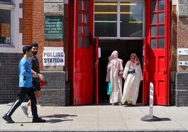 Un grupo de votantes se dirige a un colegio electoral de Londres a depositar su voto.