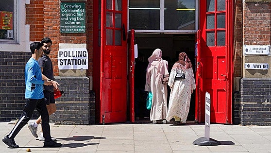 Manual de 'The Telegraph' para la noche electoral: «Evite el vino tinto»