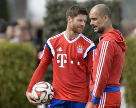 Pep Guardiola, entrenando al Bayern de Munich, junto a Xabi Alonso.