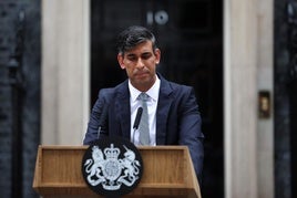 Rishi Sunak, cariacontecido, en su comparecencia delante de la residencia de Gobierno en Londres.