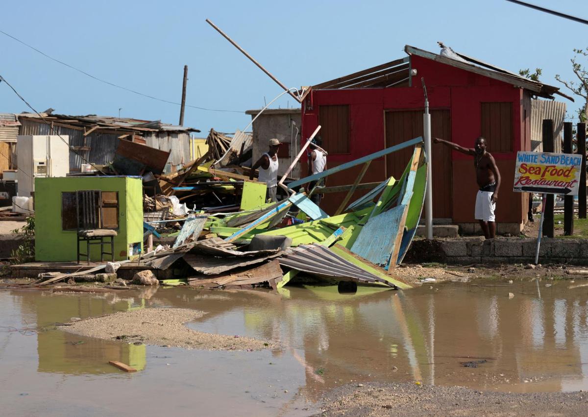 Imagen secundaria 1 - Destrozos causados por 'Beryl' en Jamaica y la isla de Granada.