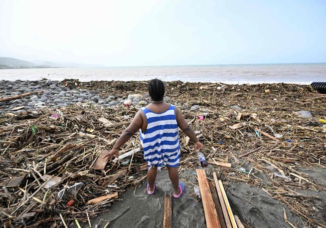 Una mujer observa los destrozos causados por la tormenta en las islas Caimán.