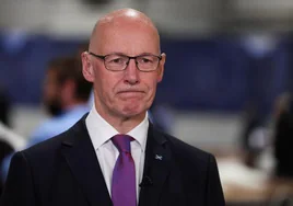 El ministro principal de Escocia y líder del SNP, John Swinney, analiza con gesto serio los malos resultados electorales.