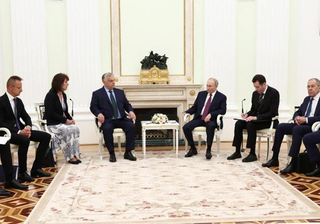 Putin y Orbán, junto a sus delegaciones, durante la reunión en Moscú.