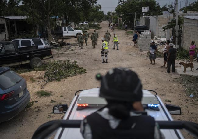 Militares desplegados en México por la llegada de 'Beryl'.