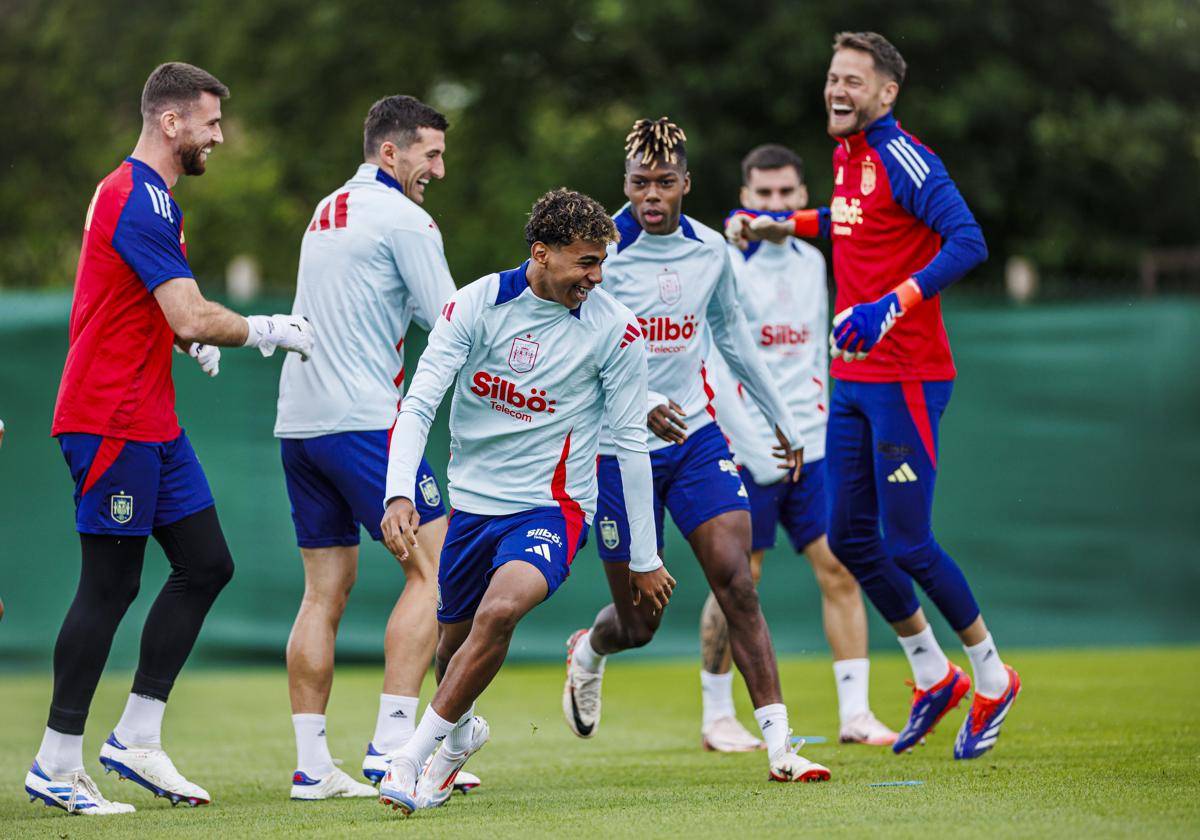 Lamine Yamal y Nico Williams, durante el entrenamiento de España ayer.