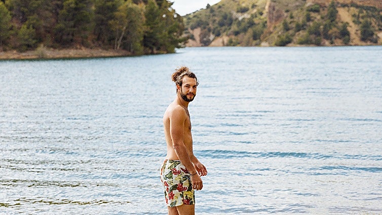 Con estos bañadores de hombre con secado rápido podrás ir de la playa al chiringuito sin pasar por la toalla