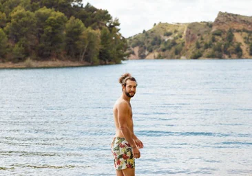 Con estos bañadores de hombre con secado rápido podrás ir de la playa al chiringuito sin pasar por la toalla