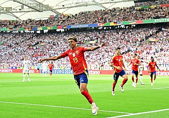 Yamal celebra el gol de Olmo.