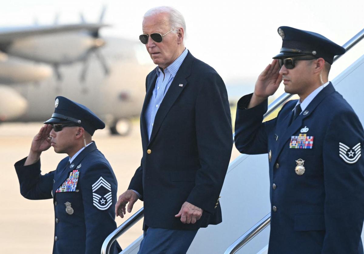 Joe Biden desciende del Air Force One tras regresar de su viaje a Wisconsin.