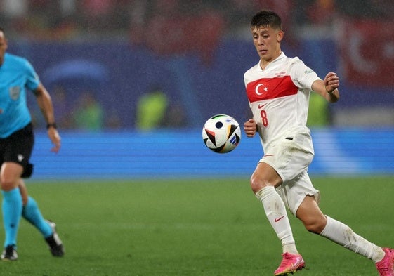 Arda Güler controla el balón durante el partido contra Austria.