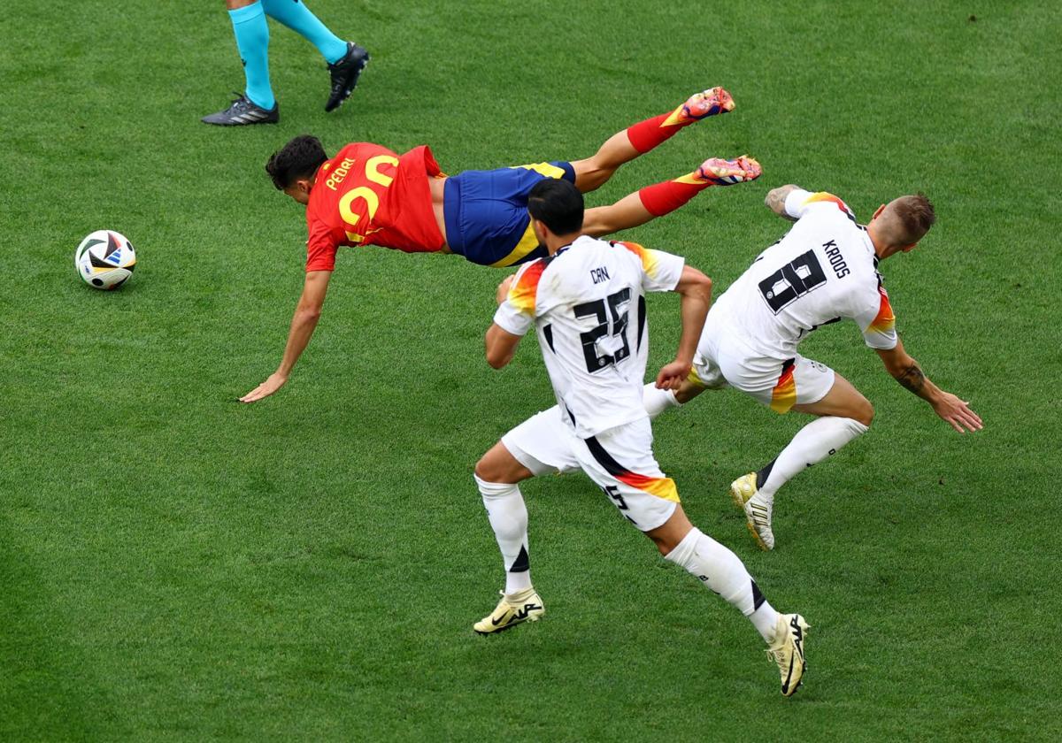 Momento de la entrada de Kroos a Pedri.