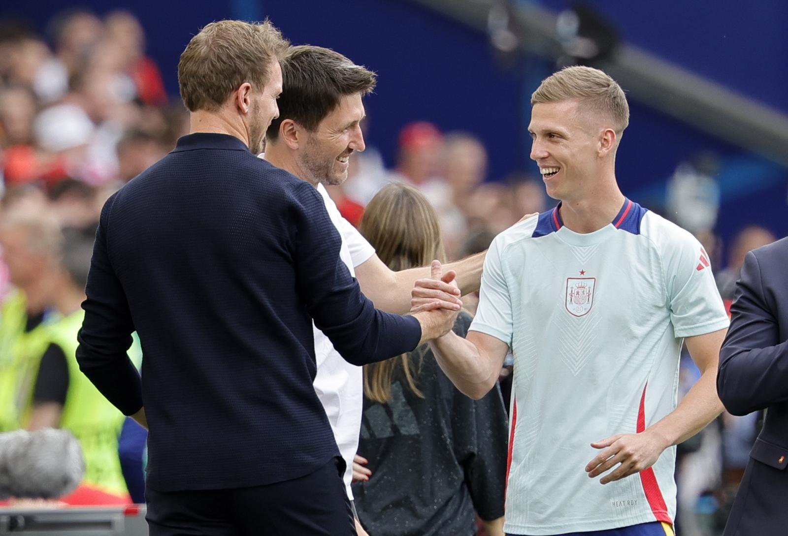 Julian Nagelsmann y Dani Olmo se saludan antes del partido entre España y Alemania.