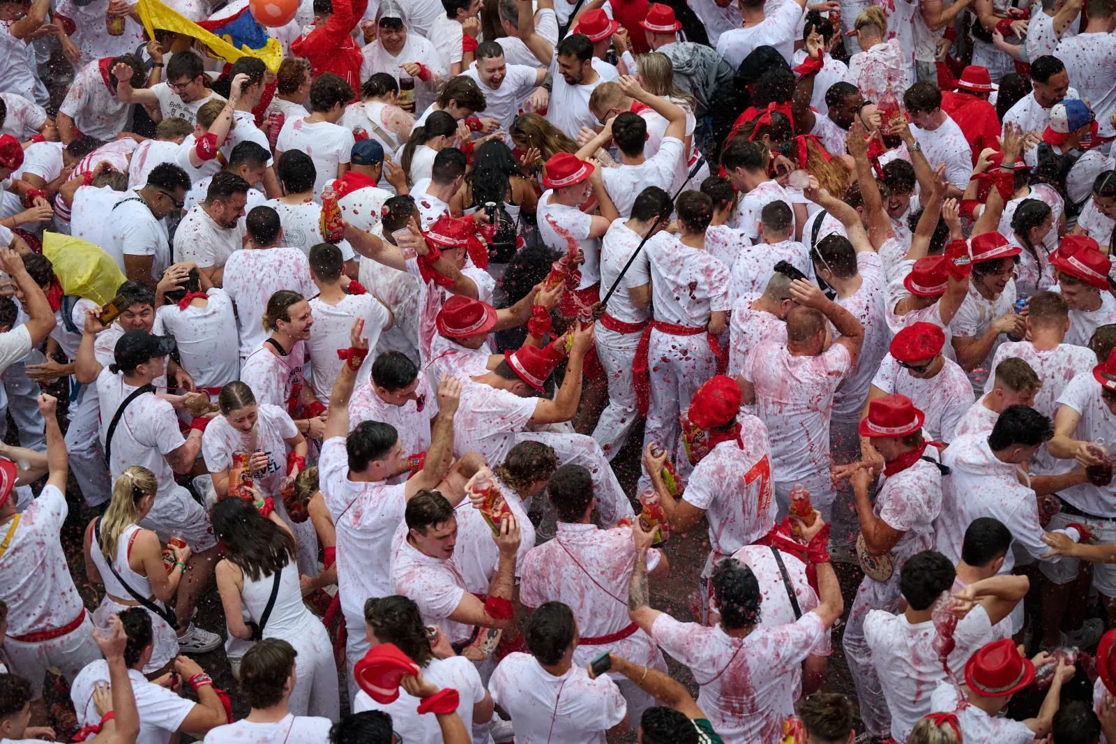 Los 2.502 metros cuadrados de la plaza del Ayutamiento se convierten durante el chupinazo en una marea de blanco y rojo.