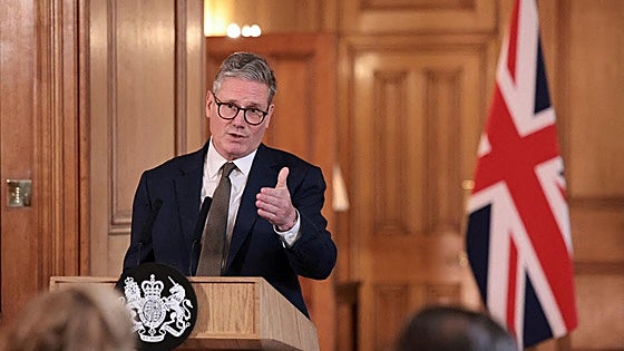 Starmer entierra la iniciativa de Sunak de deportar migrantes a Ruanda