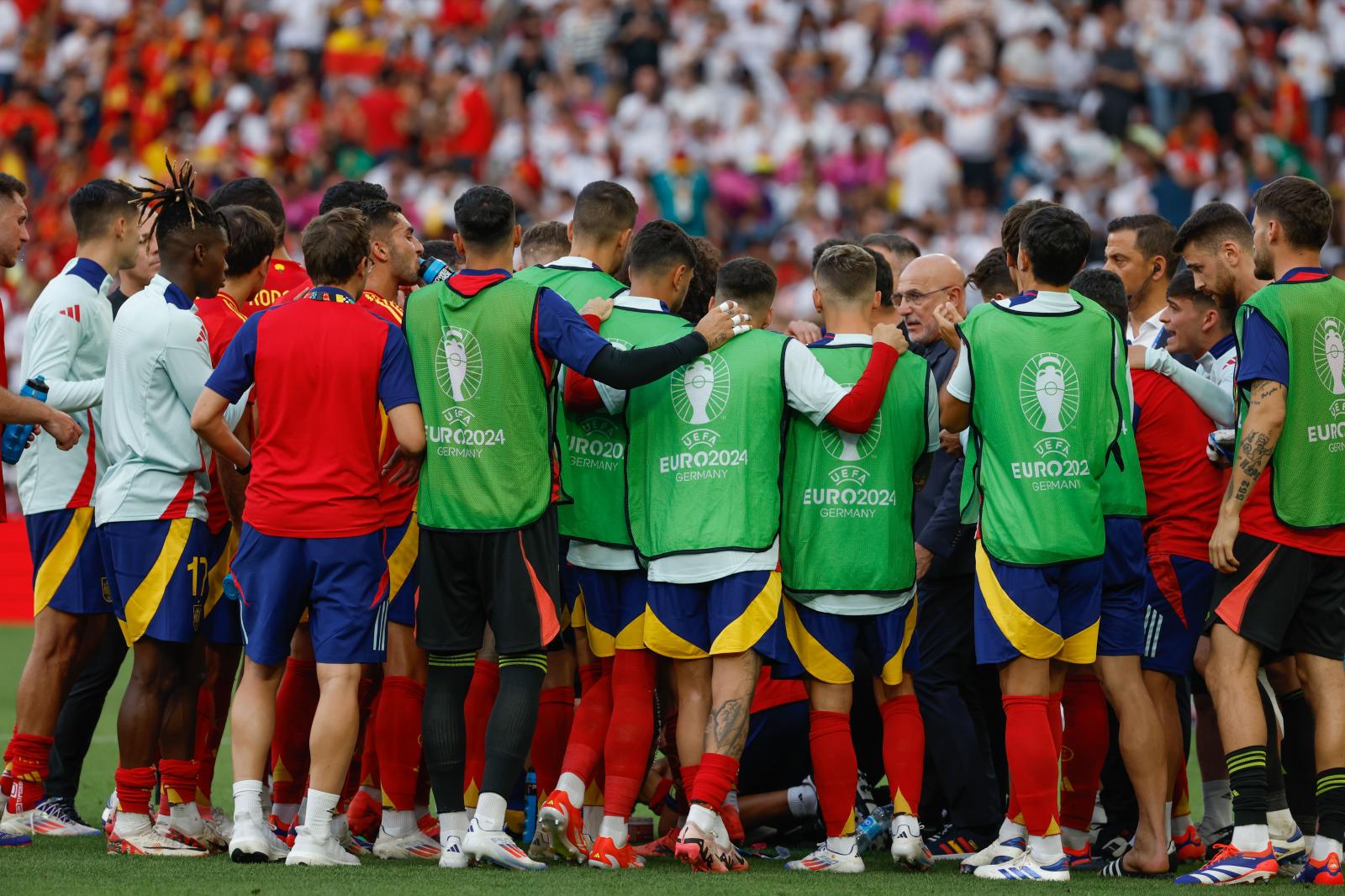 Luis de la Fuente dando la charla a sus jugadores antes del comienzo de la prórroga ante Alemania.