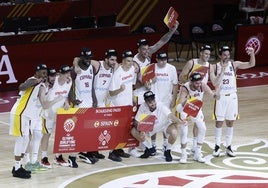 Los jugadores de la selección española de baloncesto celebran la clasificación para los Juegos.
