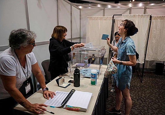Una joven francesa deposita su voto en un colegio electoral.
