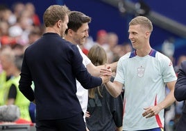 Julian Nagelsmann y Dani Olmo se saludan antes del partido entre España y Alemania.