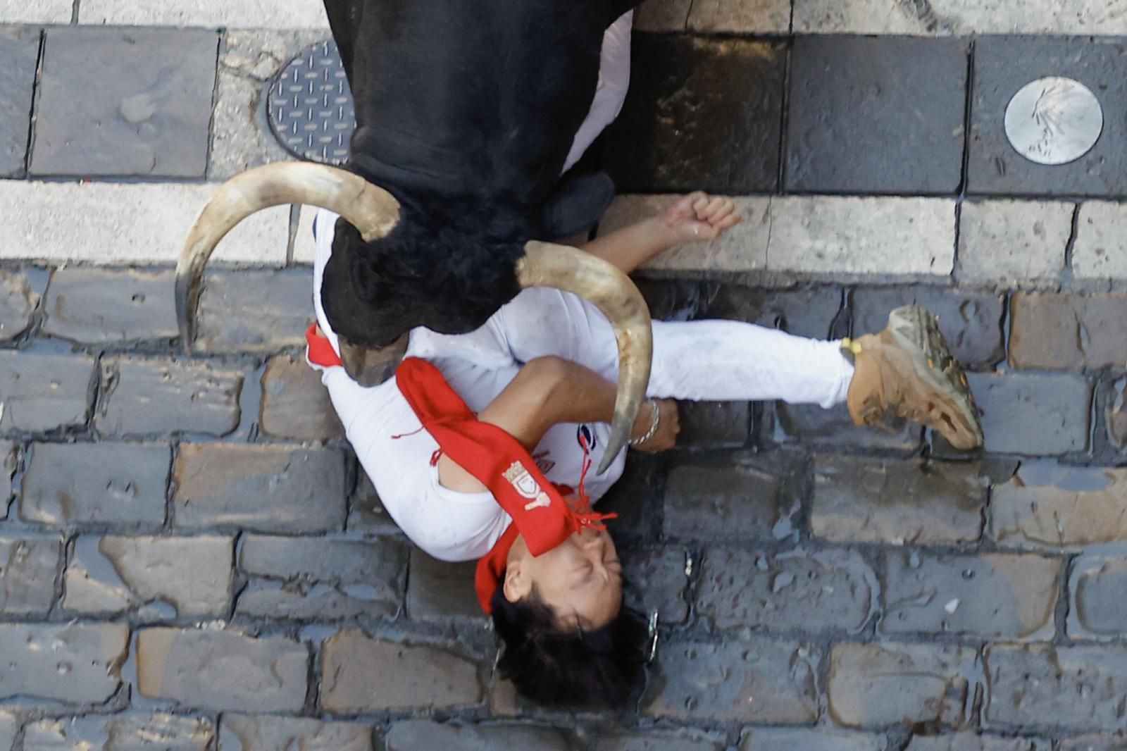 La nobleza de los toros de La Palmosilla ha evitado problemas en el primer y larguísimo encierro de San Fermín.