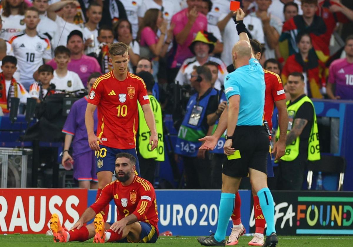 El árbitro, Anthony Taylor, mostrándole la tarjeta roja a Dani Carvajal.