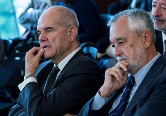 Los expresidentes socialistas andaluces José Antonio Griñán y Manuel Chaves durante el juicio del 'caso de los ERE'.