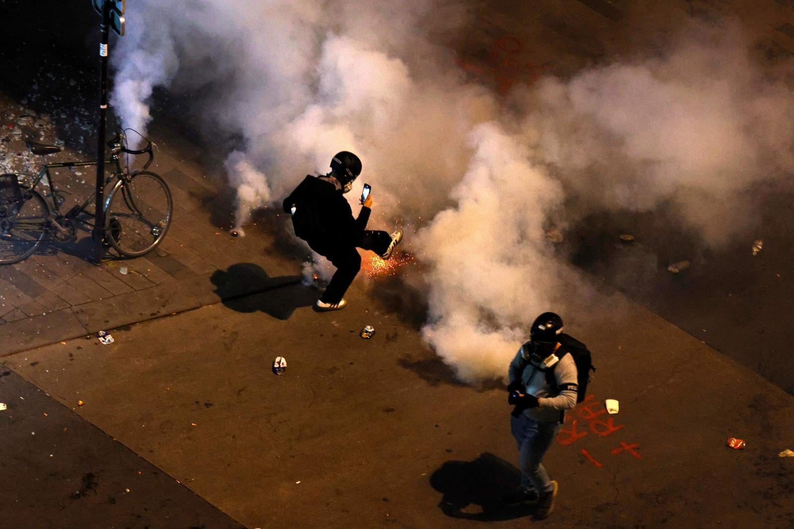 Unos radicales intentan provocar disturbios en la capital.