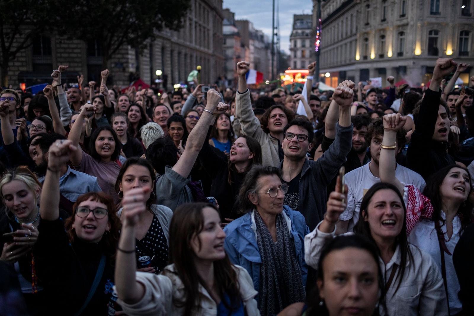 Imagen de la celebración en las calles de París de la victoria de la izquierda.