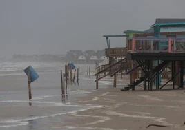 Fuerte oleje en las costas de Texas por la llegada del huracán 'Beryl'.