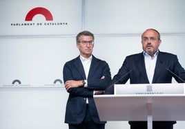 El líder del PP, Alberto Núñez Feijóo (i) y el líder del PP de Catalunya, Alejandro Fernández (d), durante una rueda de prensa