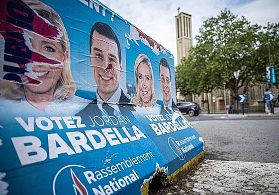 Propaganda electoral del partido ultraderechista de Jordan Bardella y Marine Le Pen, en una calle de París.